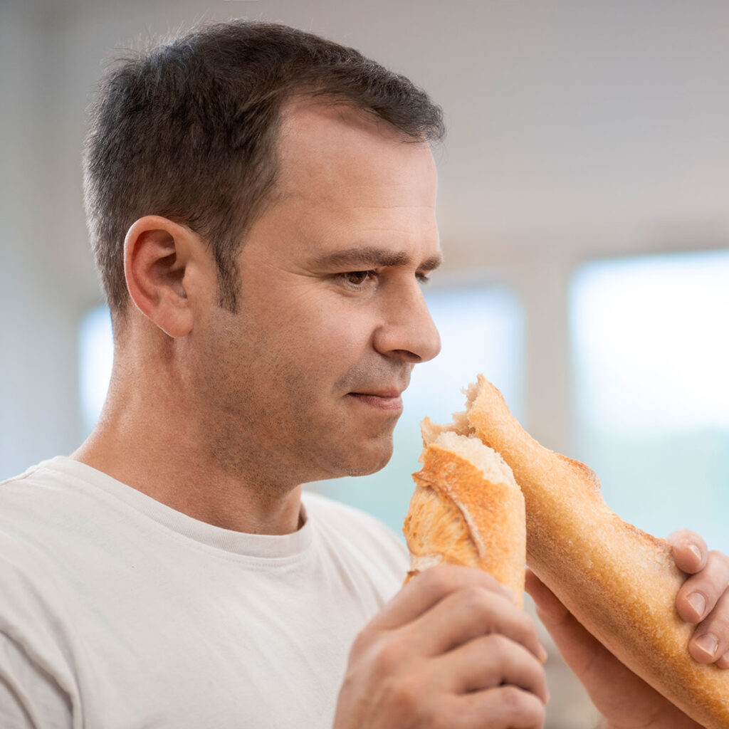 Ein Mitarbeiter prüft die Brotqualität